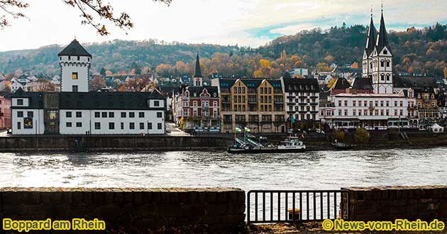 Rheinufer an der Rheinfhre in Boppard am Rhein mit der Severuskirche und der Kurfrstlichen Burg.